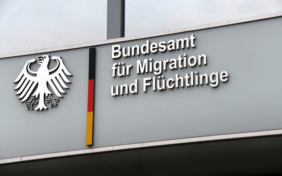 eder vierte Zugewanderte denkt über Auswanderung nach. Besonders alarmierend: Ausgerechnet hochqualifizierte Fachkräfte in Mangelbranchen ziehen einen Weggang in Betracht. Die Gründe reichen von Bürokratie bis Diskriminierung. Deutschland verliert ausgerechnet jene Menschen, die es am dringendsten braucht. Eine neue Studie des Instituts für Arbeitsmarkt- und Berufsforschung (IAB) offenbart ein beunruhigendes Muster: 26 Prozent der Zugewanderten erwägen, dem Land wieder den Rücken zu kehren. Drei Prozent haben bereits konkrete Auswanderungspläne. Besonders brisant: Es sind vor allem gut ausgebildete Fachkräfte, die über einen Weggang nachdenken – genau jene Gruppe, die auf dem deutschen Arbeitsmarkt händeringend gesucht wird. Die Flucht der Qualifizierten Die Abwanderungsneigung variiert stark nach Branchen. In der IT- und Kommunikationsbranche denken bis zu 39 Prozent der zugewanderten Fachkräfte über einen Wegzug nach. Ähnlich hoch sind die Werte bei Finanz- und Versicherungsdienstleistungen. Auch im Gesundheits- und Sozialwesen – Sektoren mit eklatantem Personalmangel – erwägen zwischen 24 und 28 Prozent der Migranten eine Auswanderung. „Gerade die für Erwerbs- oder Bildungszwecke zugezogenen, besser gebildeten, wirtschaftlich erfolgreicheren sowie sprachlich besser integrierten Migranten denken überdurchschnittlich häufig über eine Ausreise nach oder äußern konkrete Abwanderungspläne