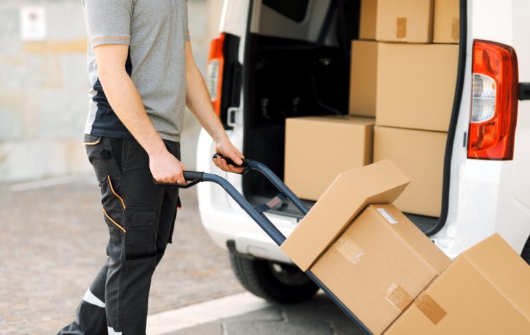 Paket-Chaos: Wenn der Zusteller deine Unterschrift fälscht – die Rechtslage