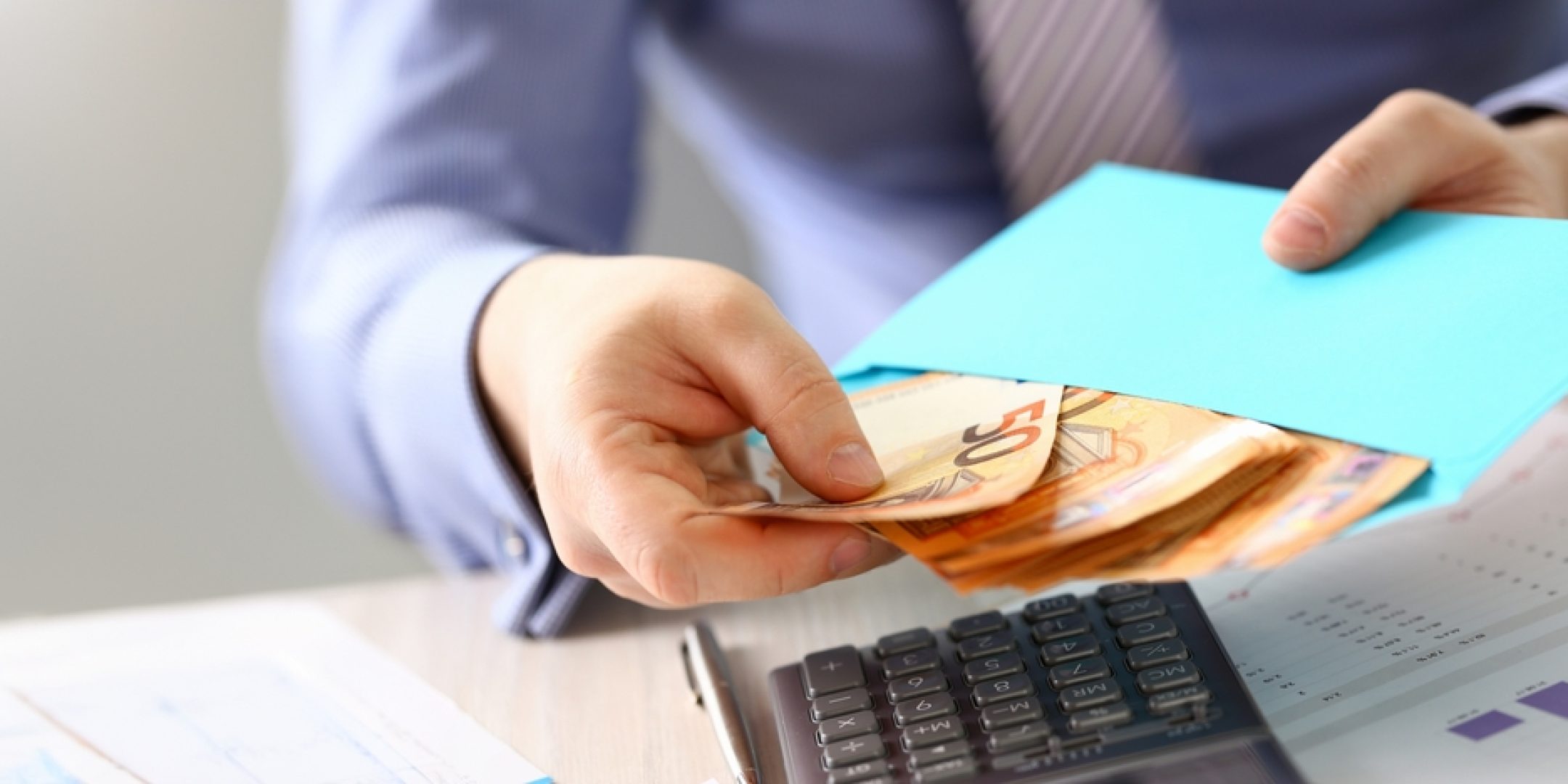 Bargeld schenken: Wann der Geldumschlag zum Rechtsrisiko wird