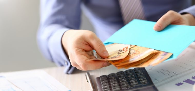 Bargeld schenken: Wann der Geldumschlag zum Rechtsrisiko wird