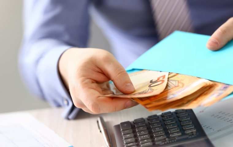 Bargeld schenken: Wann der Geldumschlag zum Rechtsrisiko wird