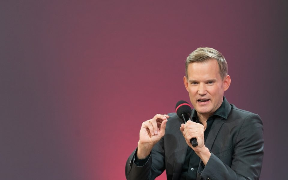 Der neue Drogenbeauftragte Hendrik Streeck (CDU) nimmt die digitale Abhängigkeit von Kindern ins Visier.