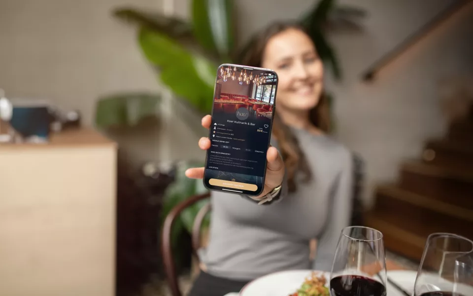 HiddenTable dreht das Prinzip um: Du kaufst dir dein Menü wie ein Ticket – sofort bezahlt, sicher reserviert, keine No-Shows, keine Bauchschmerzen beim Gastronomen.