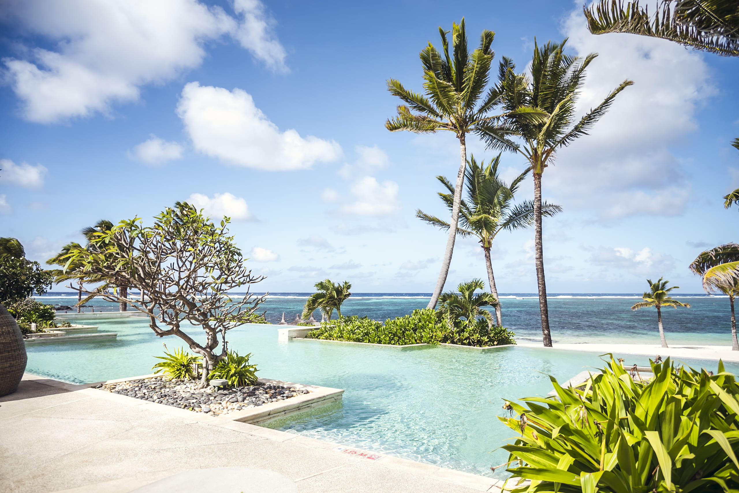 Am Long Beach verschmelzen Pool und Ozean zur perfekten Illusion. Wo Architektur aufhört und Natur anfängt, entscheidet allein der Blickwinkel.