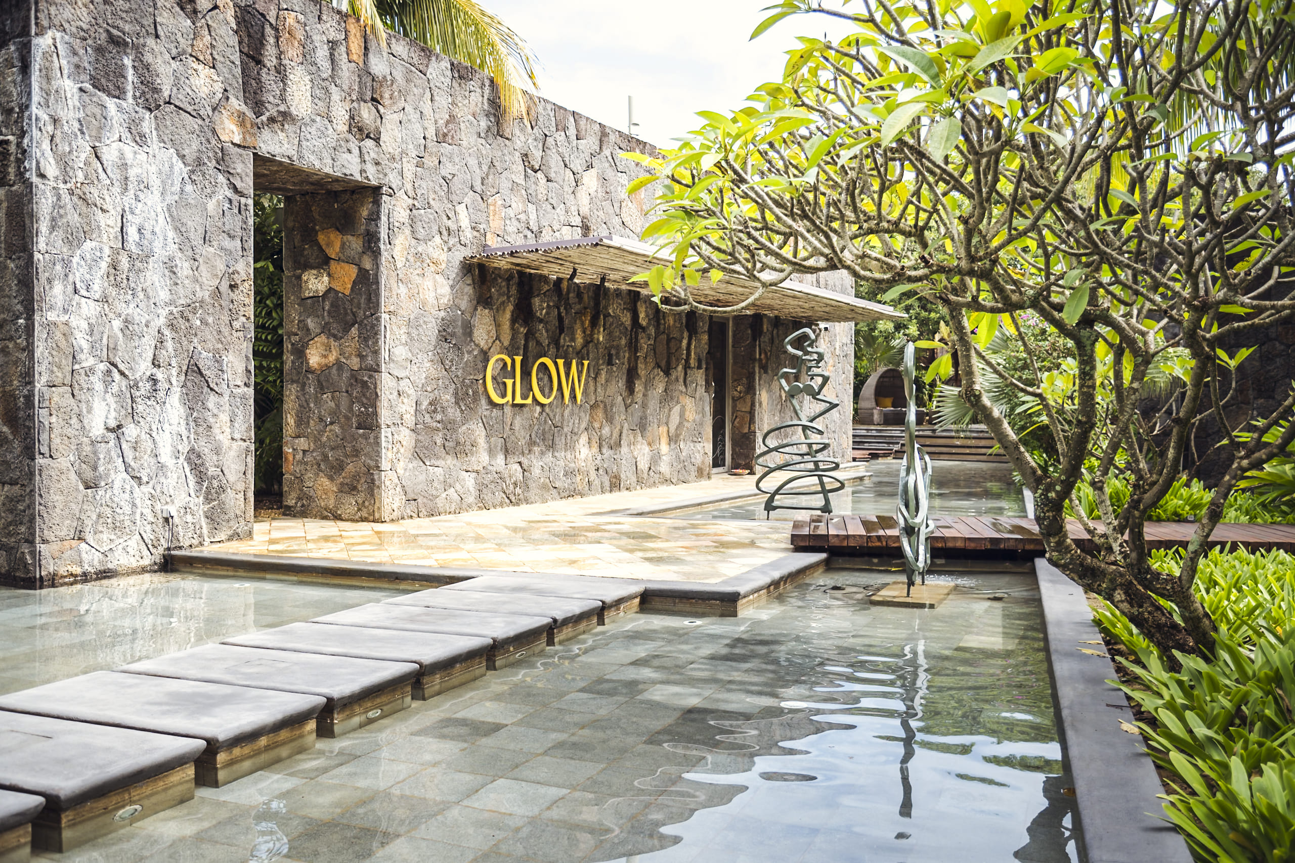 Das GLOW Spa kontrolliert die gesamte Lieferkette – von der Moringa-Pflanze bis zur Massage. 500.000 Exemplare als Beauty-Rohstofflager.