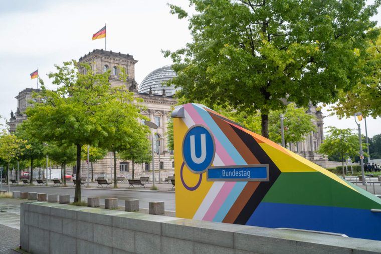 Regenbogen statt Sichtbeton – Wie die BVG mal wieder ihren Status als Lovebrand festigt