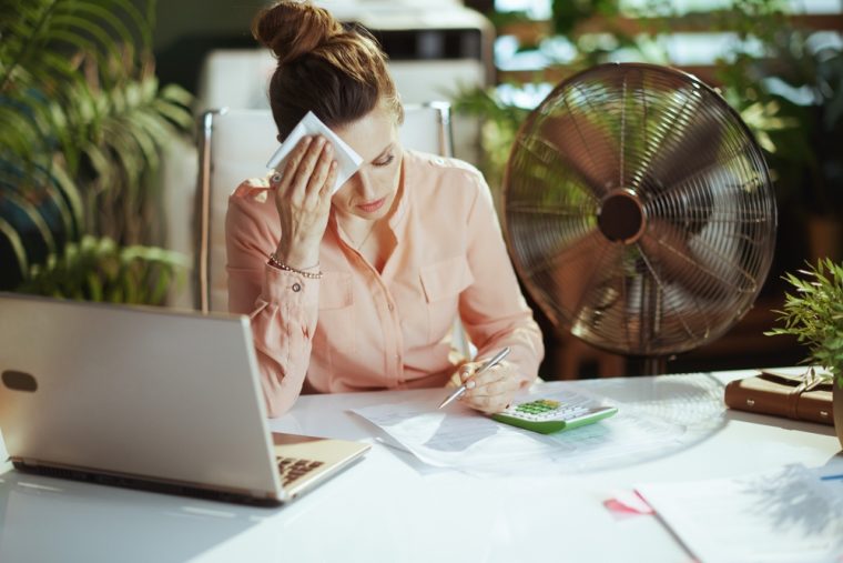 Schwitzen im Office: Was tun, wenn das Büro zum Backofen wird?