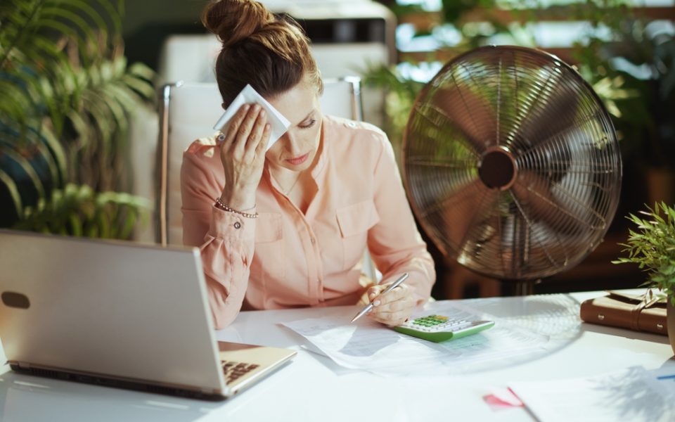 Temperaturen jenseits der 30-Grad-Marke lassen viele Büros zur Hitzefalle werden.
