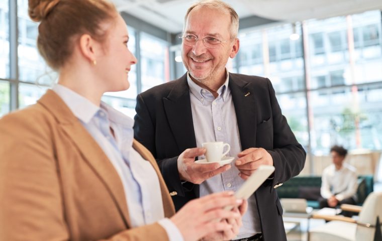 Karriere-Killer Small Talk: So vermeiden Sie verbale Fettnäpfchen beim Chef