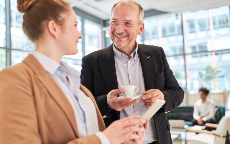 Unbedachte Äußerungen in der Kaffeeküche können die Karriere kosten.