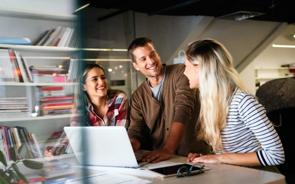 Eine Gruppe, junge Menschen, der Gen Z bei der Arbeit