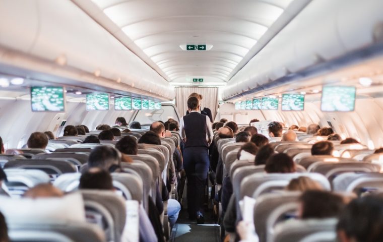 Arbeiten über den Wolken: Wo Flugbegleiter richtig gut verdienen – und wo nicht