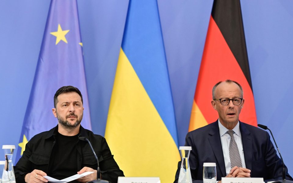 Vor dem Alaska-Treffen zwischen Trump und Putin zeigen sich Bundeskanzler Merz und der ukrainische Präsident Selenskyj vorsichtig optimistisch.