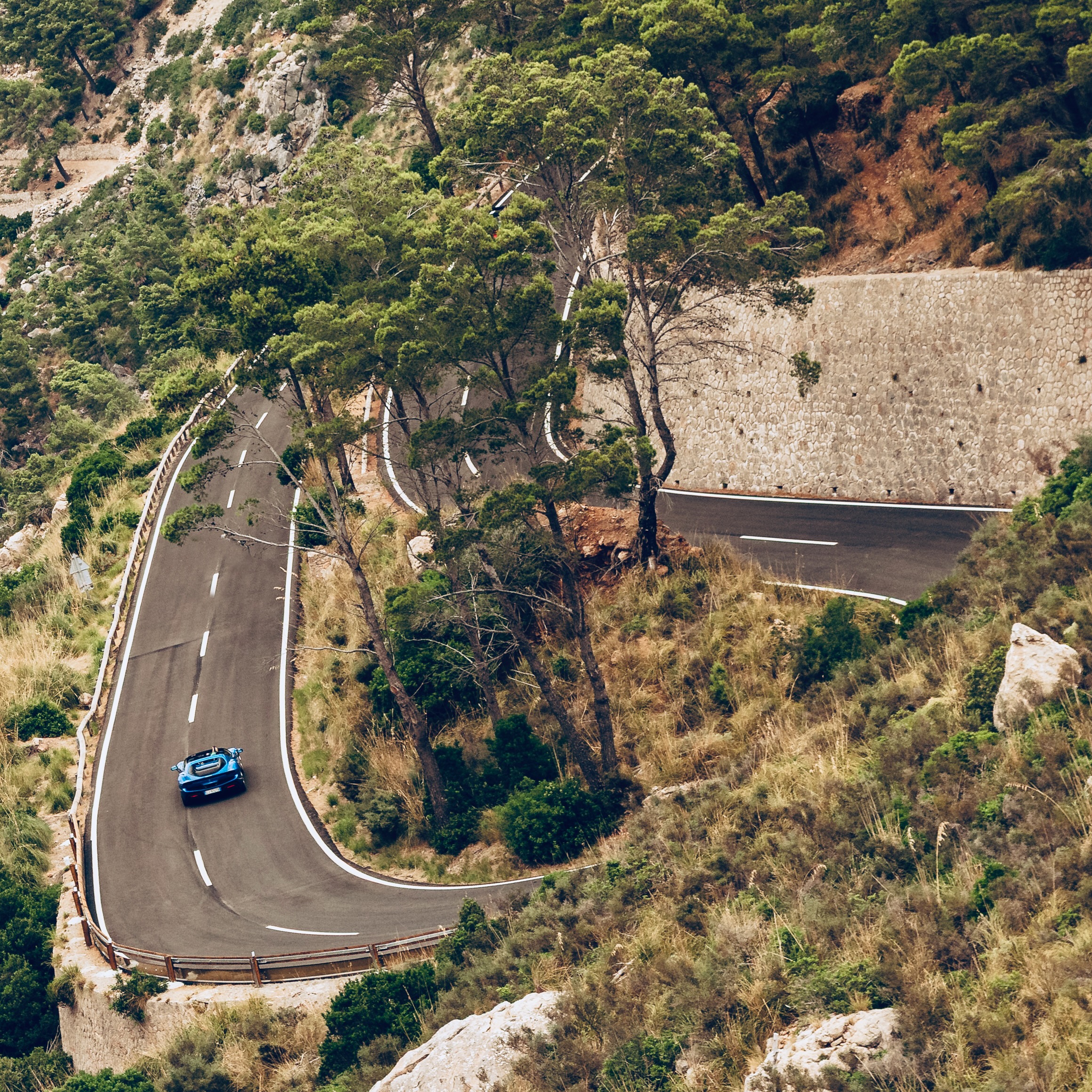 Lautlos kann er auch. Bis zu 25 Kilometer schafft der Ferrari im reinen Elektromodus, bei maximal 135 km/h.