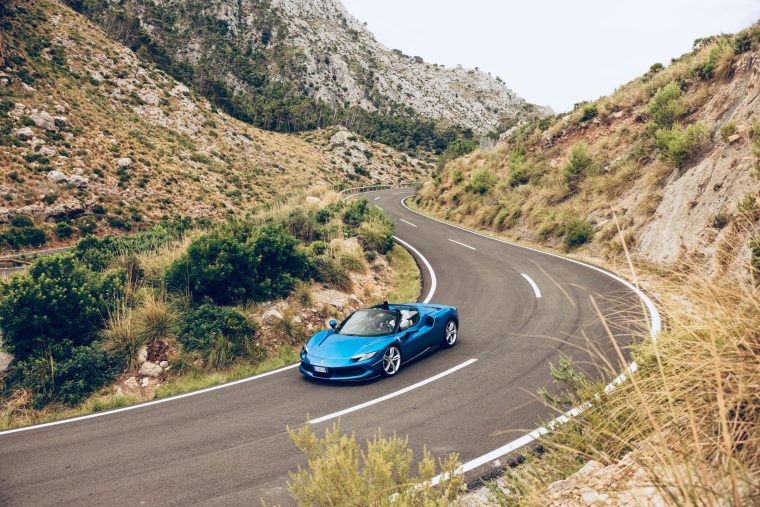 Mit 830 Pferden über die Insel – mein erster Ritt im Ferrari 296 GTS
