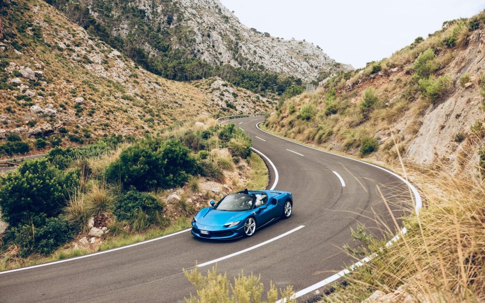 Mit 830 Pferden über die Insel – mein erster Ritt im Ferrari 296 GTS