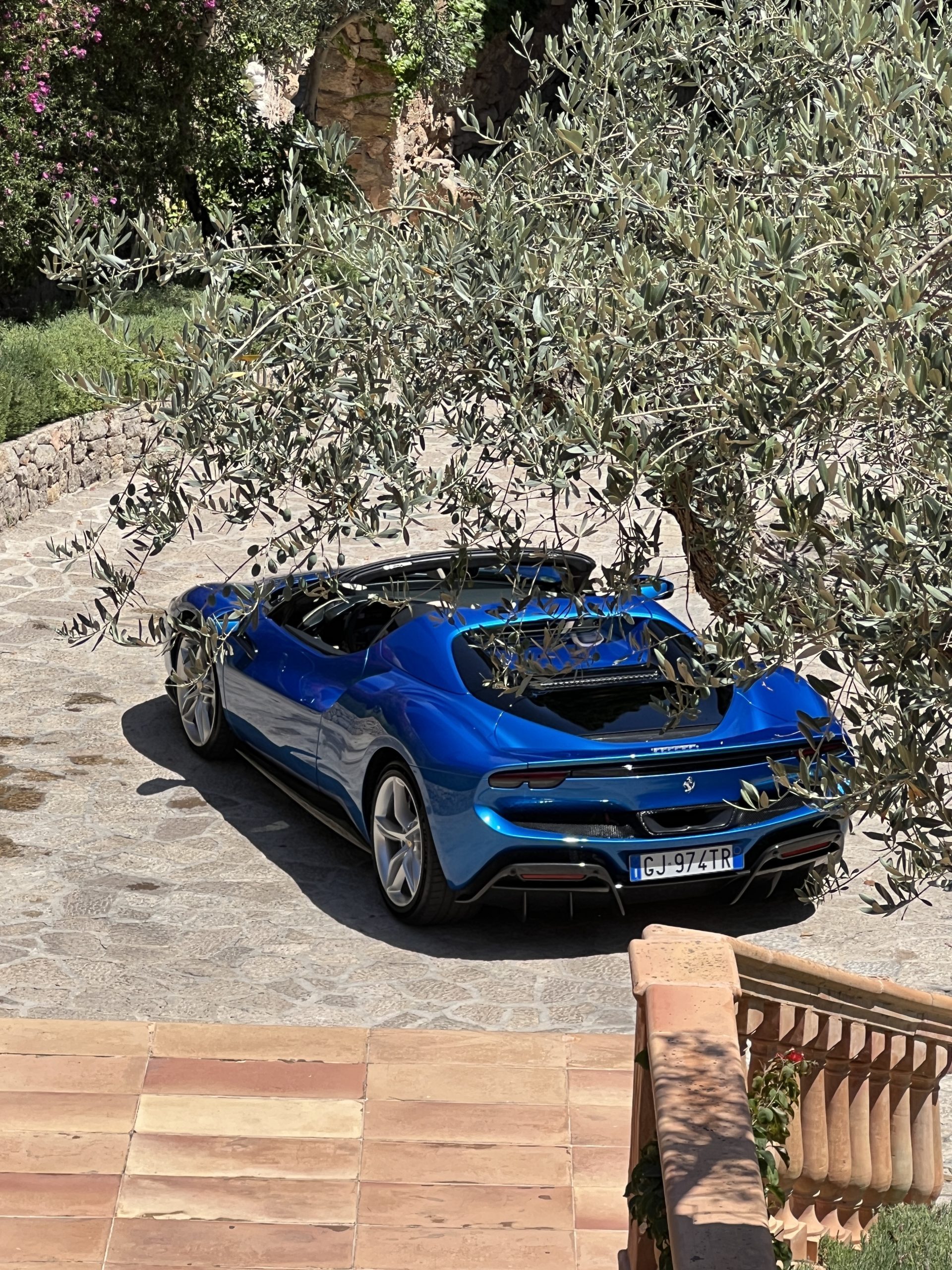 Der Hybridantrieb kombiniert 167 PS aus dem Elektromotor mit 663 PS aus dem V6-Turbobenziner. Das Ergebnis: 0 auf 100 in 2,9 Sekunden.