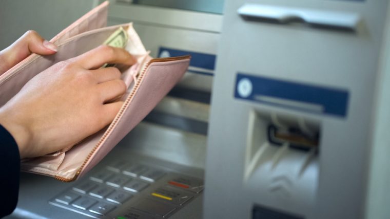 Geld abheben im Ausland: So vermeiden Sie die teuersten Abzockfallen