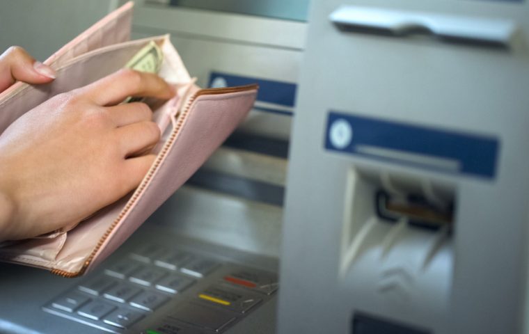 Geld abheben im Ausland: So vermeiden Sie die teuersten Abzockfallen