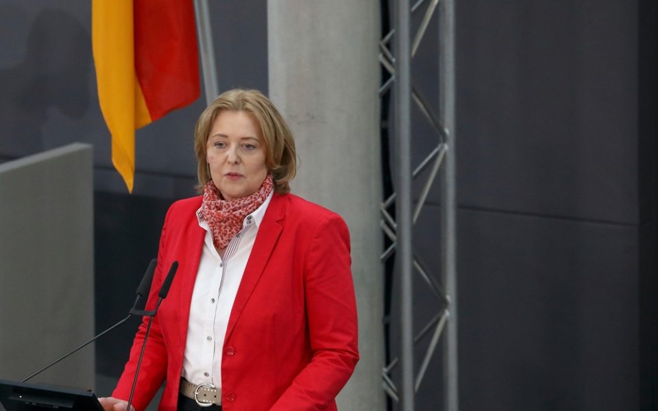 Arbeitsministerin Bas vertritt die Position, dass eine nachhaltige und gerechte Rente nur funktionieren kann, wenn alle Erwerbstätigen solidarisch einzahlen – also auch Beamte, Abgeordnete und Selbstständige