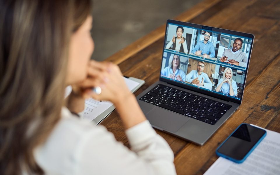 Nur 49 % der Deutschen schalten im Online-Meeting die Kamera ein