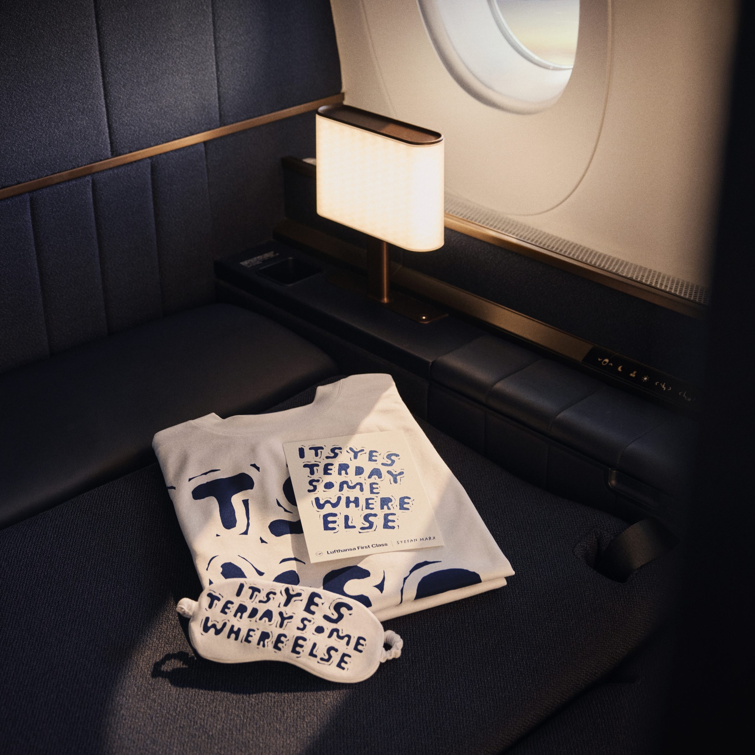 Detailansicht der Lufthansa Loungewear 2025 mit Stefan Marx’ Typografie „IT’S YESTERDAY SOMEWHERE ELSE“.