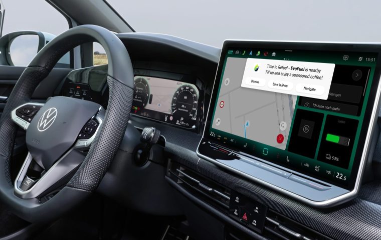 Volkswagen und 4screen bringen intelligente Empfehlungen europaweit ins Auto