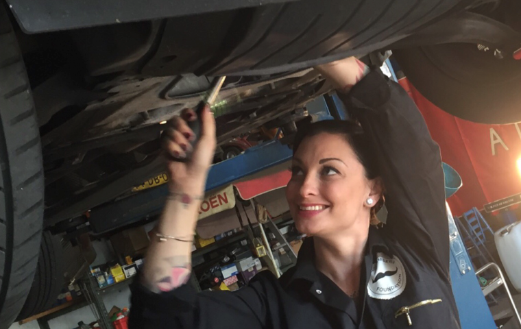 Dreckig, laut, unbeirrt: Warum wir Offroad Weiber mehr Eier haben als die meisten Männer