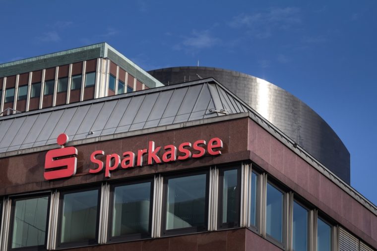 Sparkassen: Die guten Banken? Ein Professor zerlegt den roten Mythos