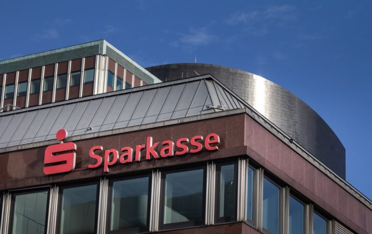 Sparkassen: Die guten Banken? Ein Professor zerlegt den roten Mythos