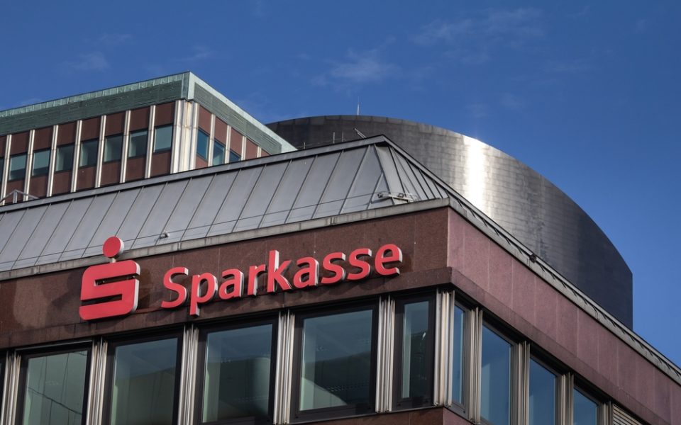 Eine aktuelle Studie der Bürgerbewegung Finanzwende wirft Sparkassen vor, ein Gewinner-Verlierer-Spiel zu Lasten ihrer Kunden zu betreiben.
