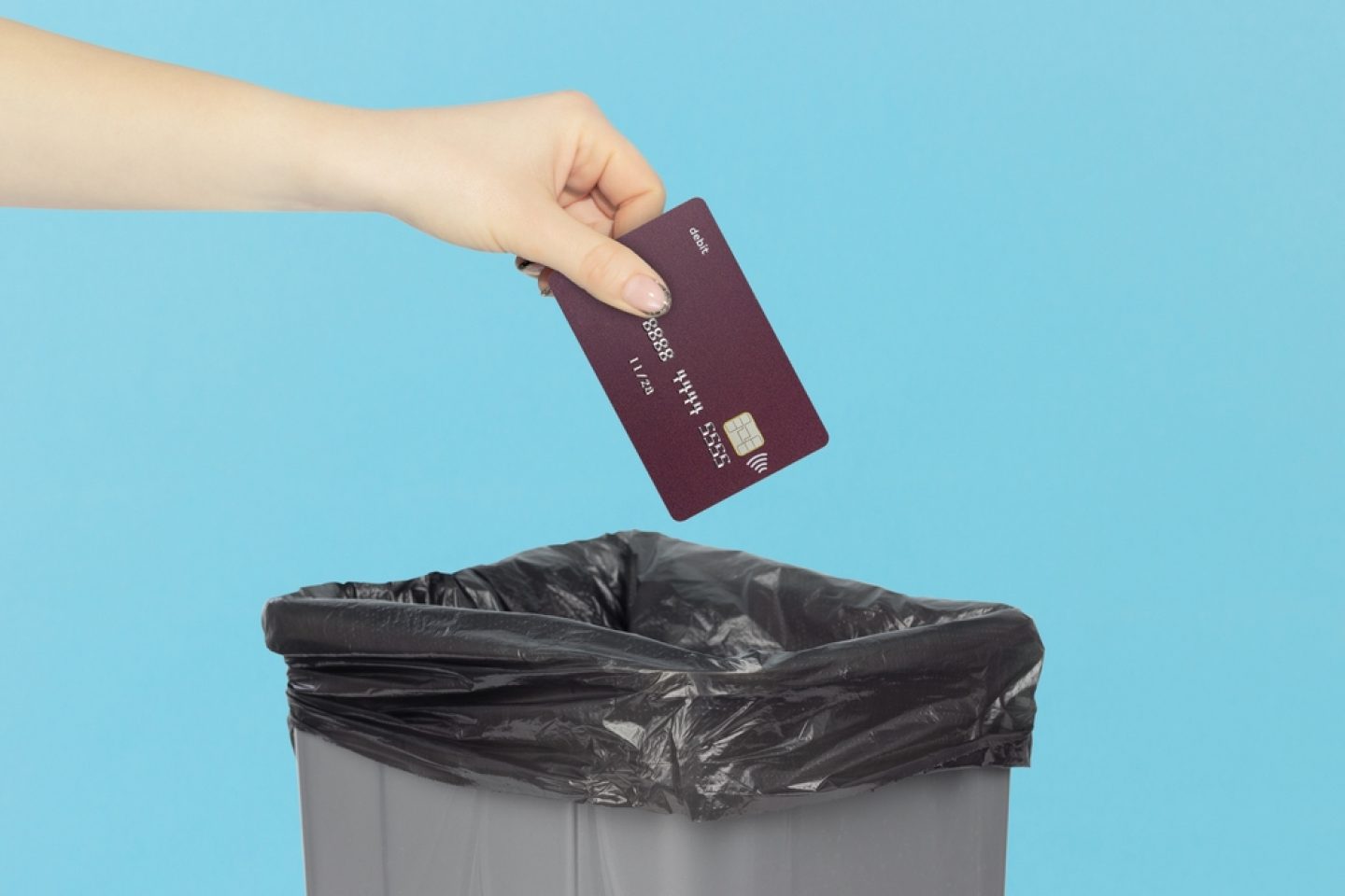 Bankkarten-Entsorgung: Warum die falsche Entsorgung 200 Euro kostet