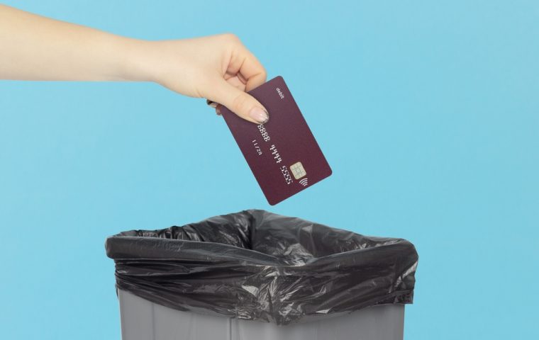Bankkarten-Entsorgung: Warum die falsche Entsorgung 200 Euro kostet