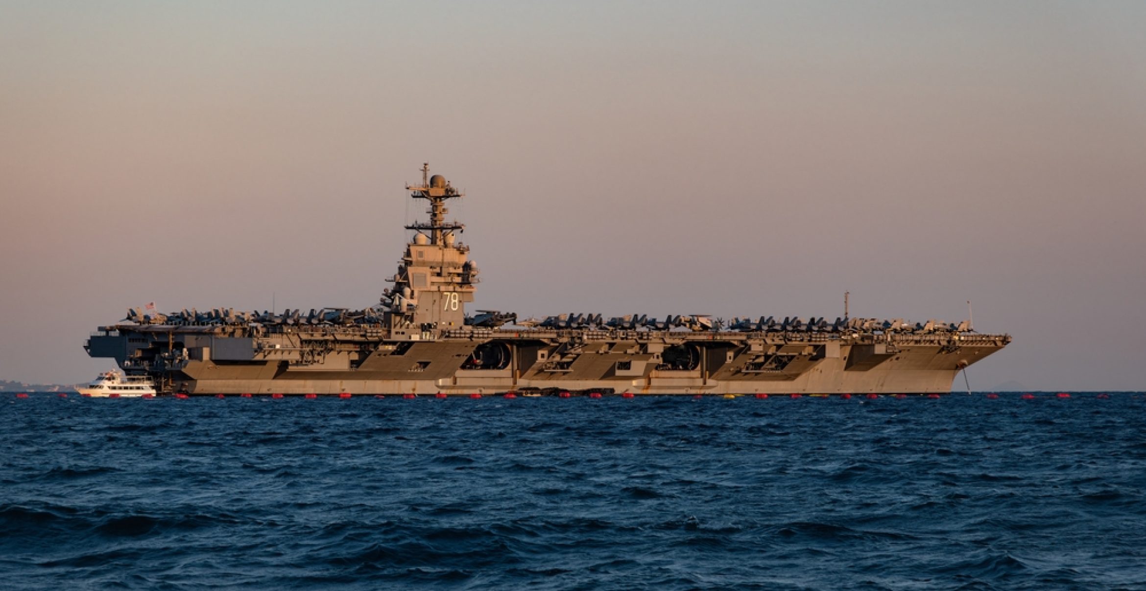 Die Venezuela-Theorie geht auf: Größtes Kriegsschiff der Welt steht gefechtsbereit vor der Küste