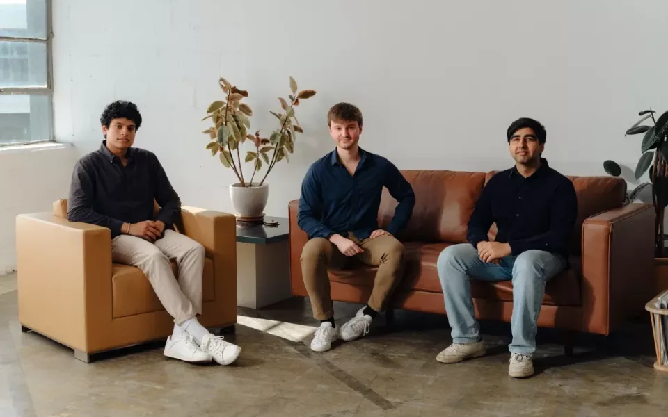 Die Mercor-Gründer (v. l. n. r.) Adarsh Hiremath, Brendan Foody und Surya Midha