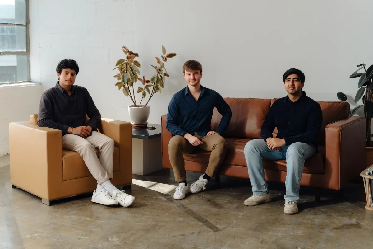 Die Mercor-Gründer (v. l. n. r.) Adarsh Hiremath, Brendan Foody und Surya Midha