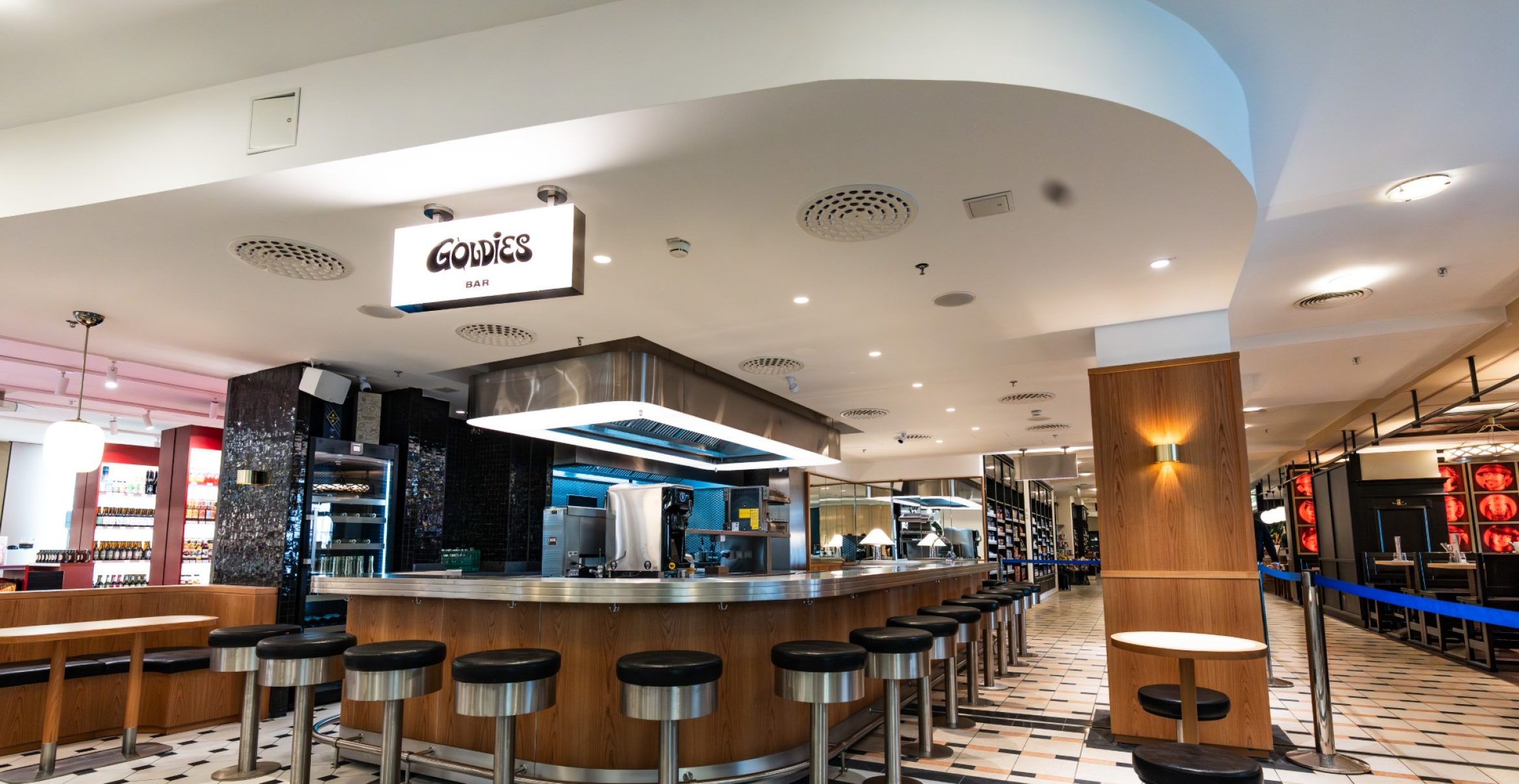 Willkommen, Goldies Bar. Mach’s dir bequem. Die Stadt hat gewartet.