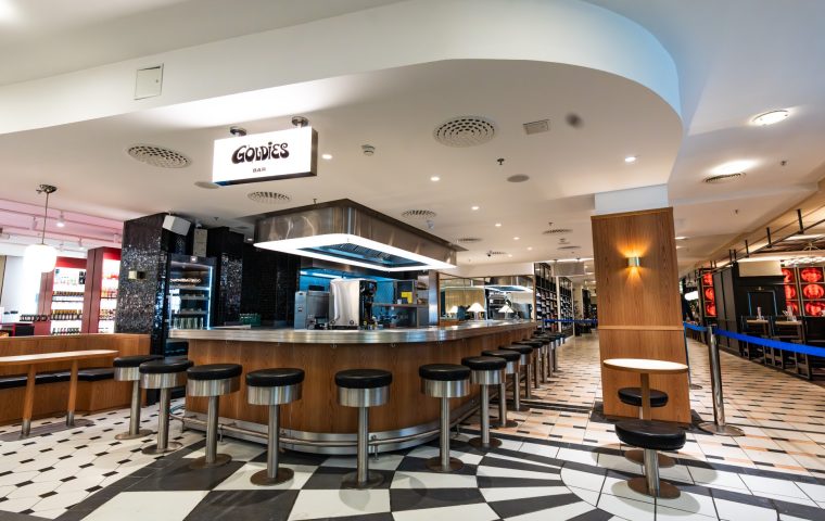 Willkommen, Goldies Bar. Mach’s dir bequem. Die Stadt hat gewartet.