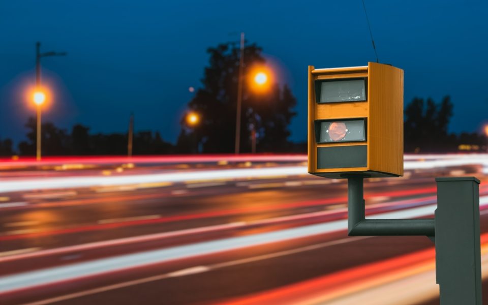 Radarwarner und Blitzer-Apps versprechen Schutz vor Bußgeldern, doch ihre Nutzung während der Fahrt ist – entgegen vieler Einschätzungen – strikt verboten.