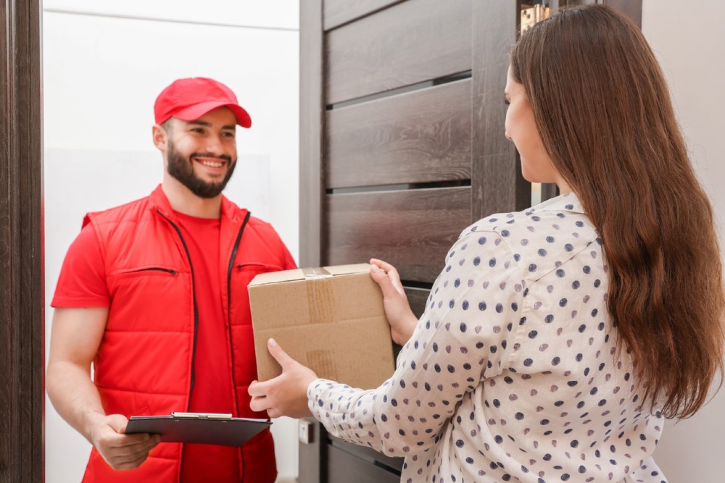 Paket-Betrug: Warum Nachbarschaftshilfe zum finanziellen Risiko wird