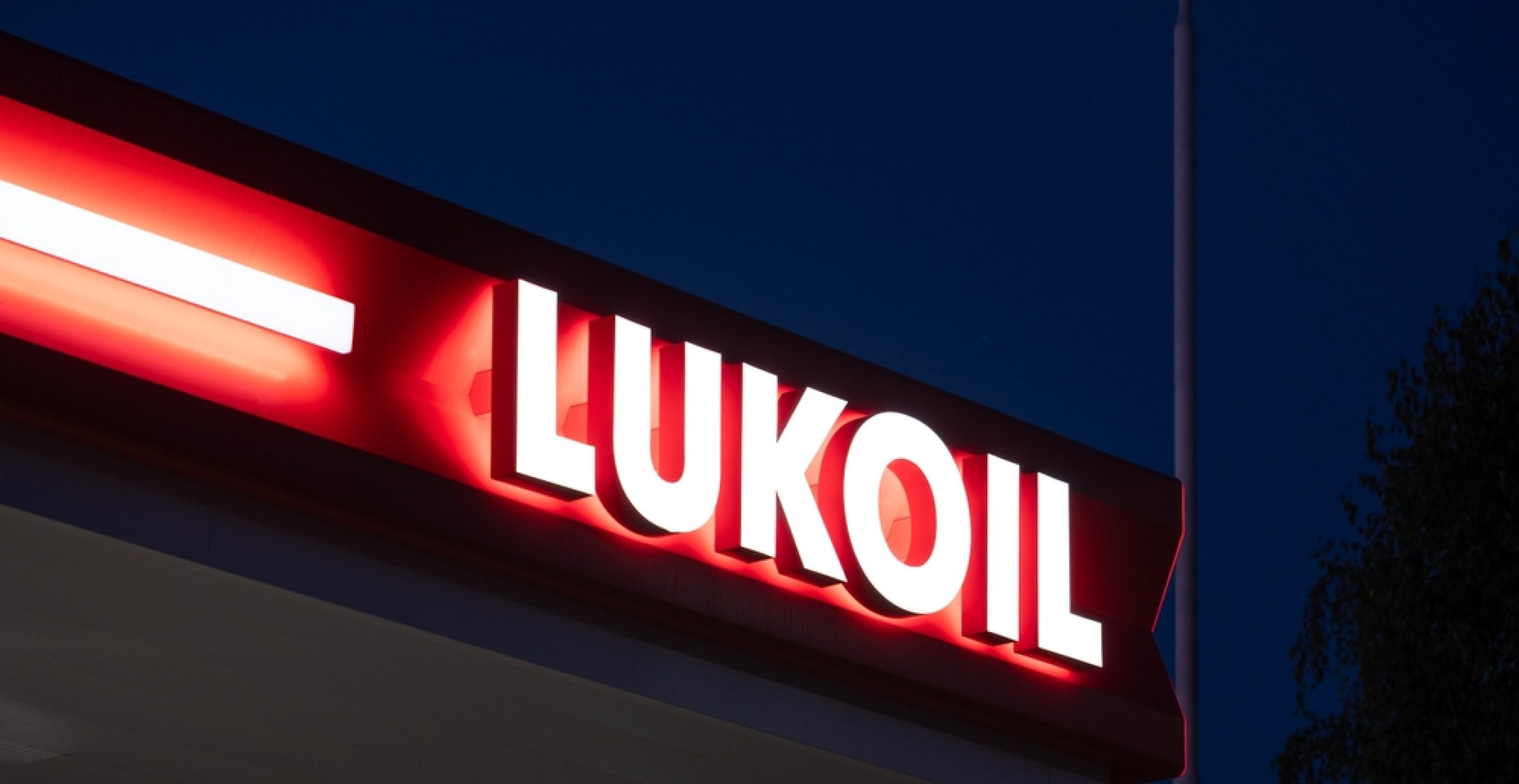 Putins Geld bricht weg: Wie ein Wiener Fußball-Trikot den größten Ölkrieg der Welt enthüllt