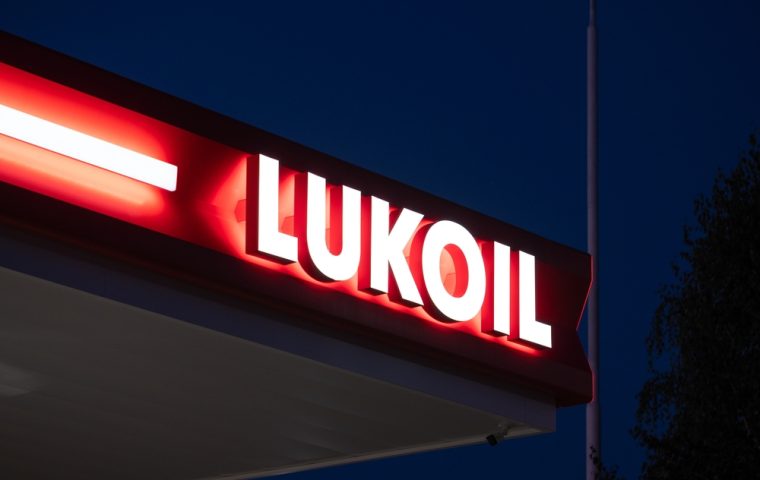 Putins Geld bricht weg: Wie ein Wiener Fußball-Trikot den größten Ölkrieg der Welt enthüllt