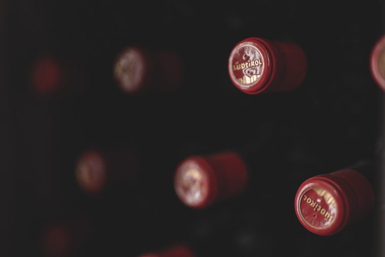 Zwischen Fels und Funkeln, was Südtiroler Wein uns über Weihnachten beibringt