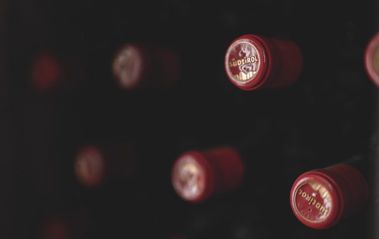 Zwischen Fels und Funkeln, was Südtiroler Wein uns über Weihnachten beibringt