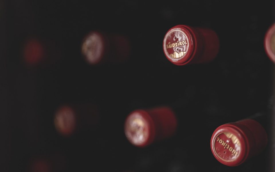 Zwischen Fels und Funkeln, was Südtiroler Wein uns über Weihnachten beibringt