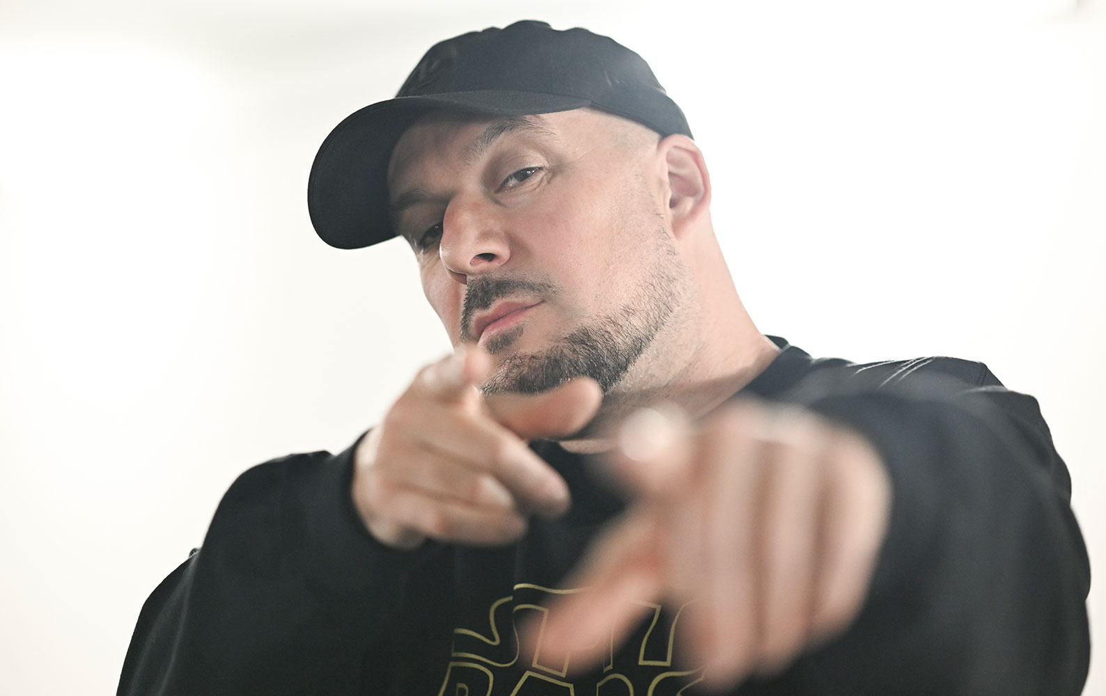 Kool Savas macht Stimmung bei Tesla