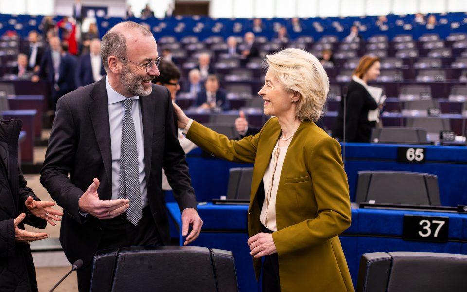 Statt komplettes Verbrenner-Aus ab 2035 kommt eine 90-Prozent-CO₂-Reduktion.