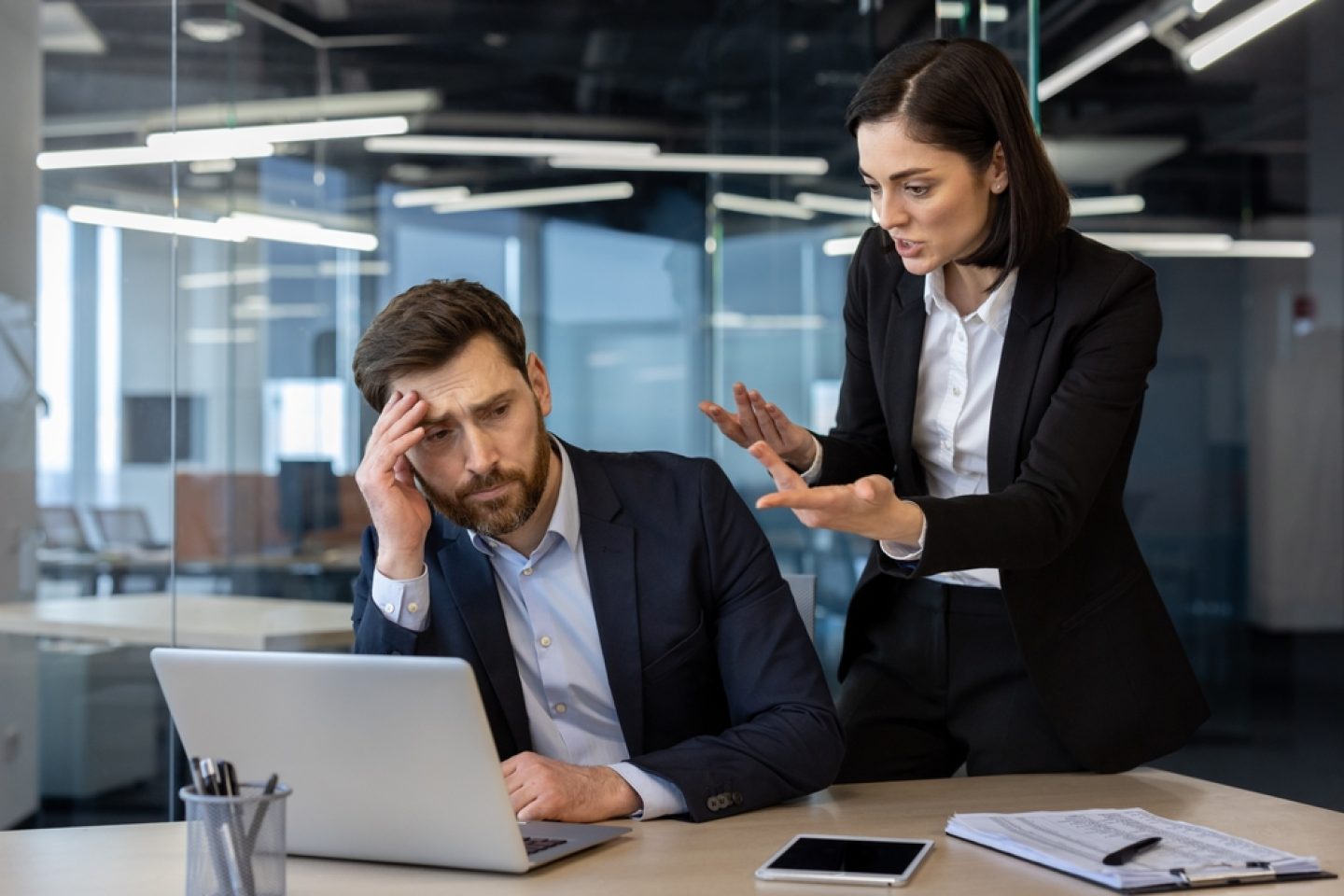 Exit-Signale: Diese Chef-Codes zeigen dir, dass du das Unternehmen verlassen solltest