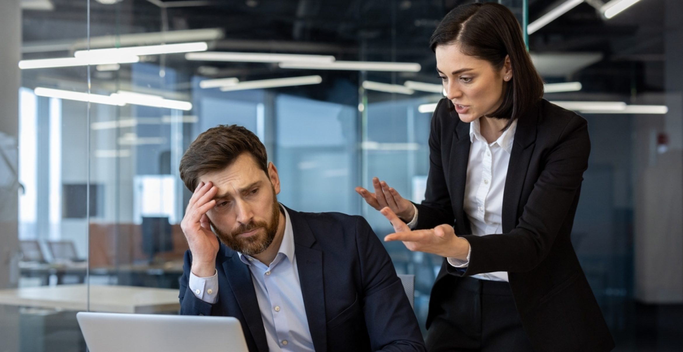 Exit-Signale: Diese Chef-Codes zeigen dir, dass du das Unternehmen verlassen solltest