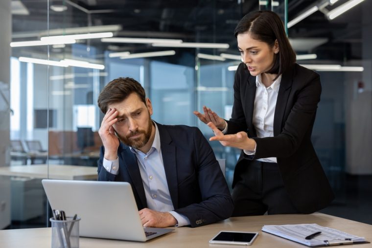 Exit-Signale: Diese Chef-Codes zeigen dir, dass du das Unternehmen verlassen solltest